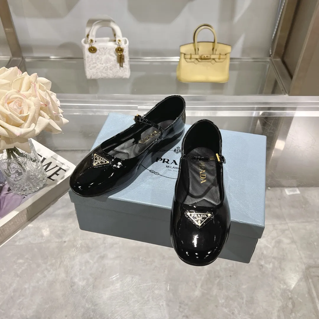 👟👟Ex-factory price 440👟👟 🔥🔥✨Prada/Prada 2024ss spring and summer new products are now available🌟 Mary Jane flat ballet shoes Soft and comfortable, recommended by major bloggers in Little Red Book, proper college style ➕Commuting 1-1 development Round-head golden triangle button Fabric: patent leather, sheepskin, silk fabric Sheepskin lining code number: 35 to 40 (41 is custom-made and cannot be returned or exchanged)